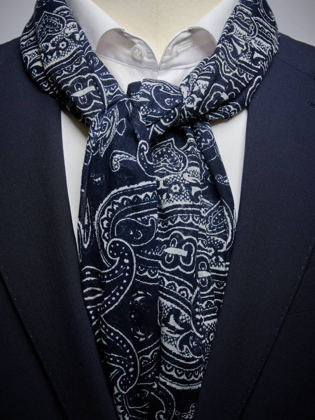 ◇DAKS◇ [Dax Scarf] Blue Chain Print Robe Scarf Scarf - Buy online | John Henric
