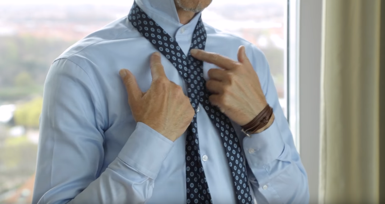 How to tie a tie