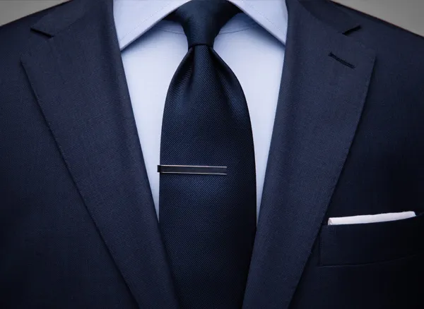 How to wer a tie clip