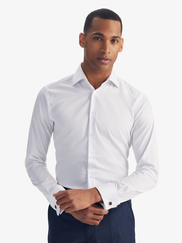 Weißes Hemd mit doppelten Manschetten