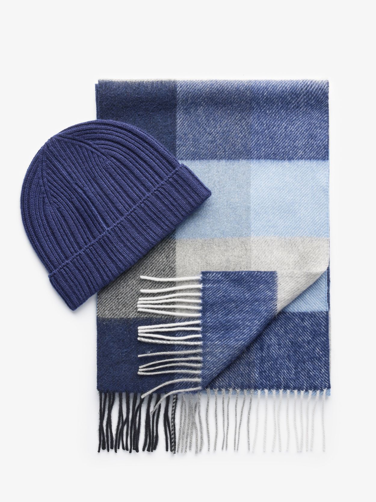 Blaue Kaschmirmütze und Schal