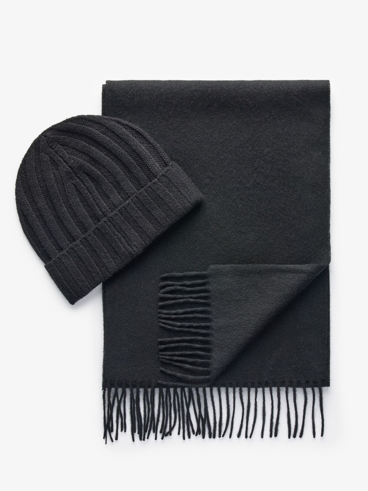 Schwarze Wollmütze und Schal