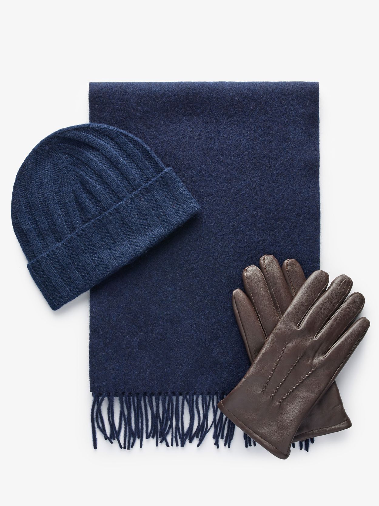 Blaue Wollmütze, Schal und braune Handschuhe