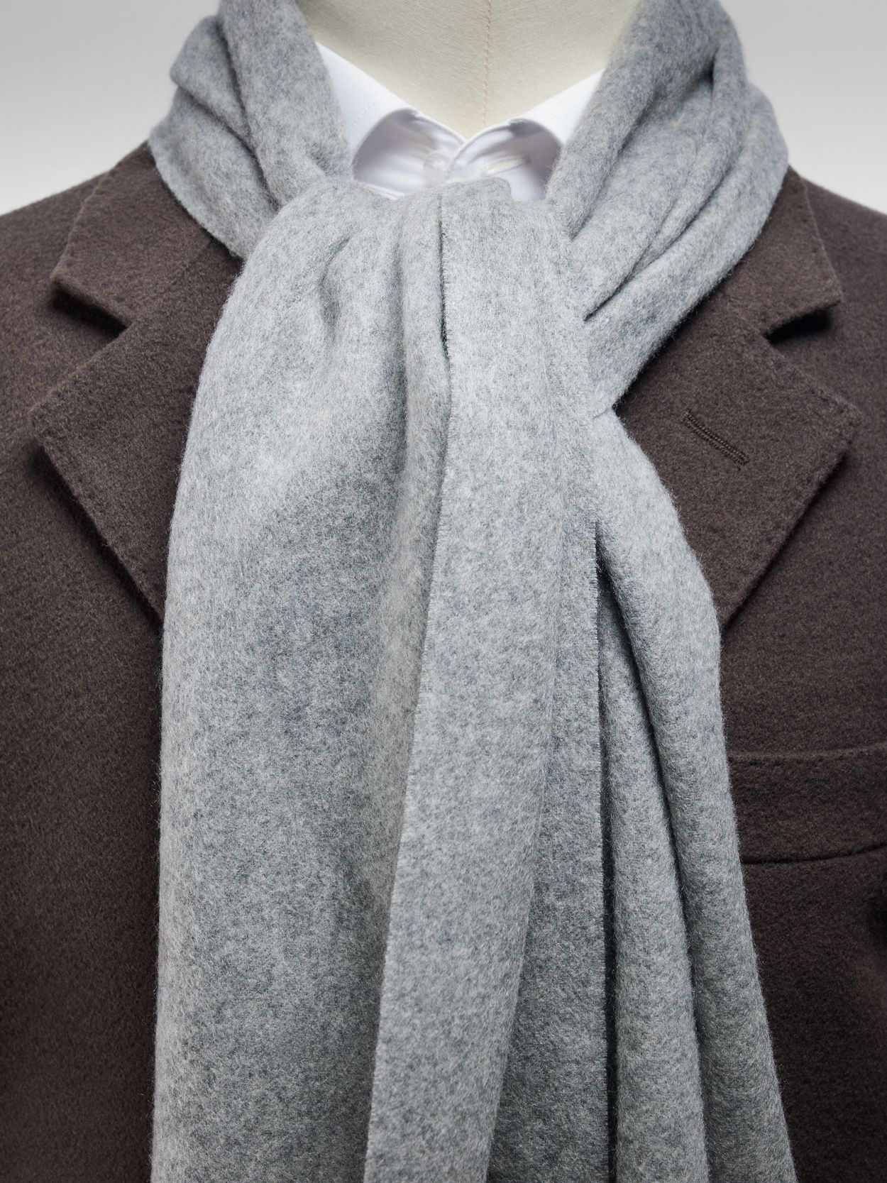 Image number 2 for product Mütze, Schal und Handschuhe aus grauer Wolle