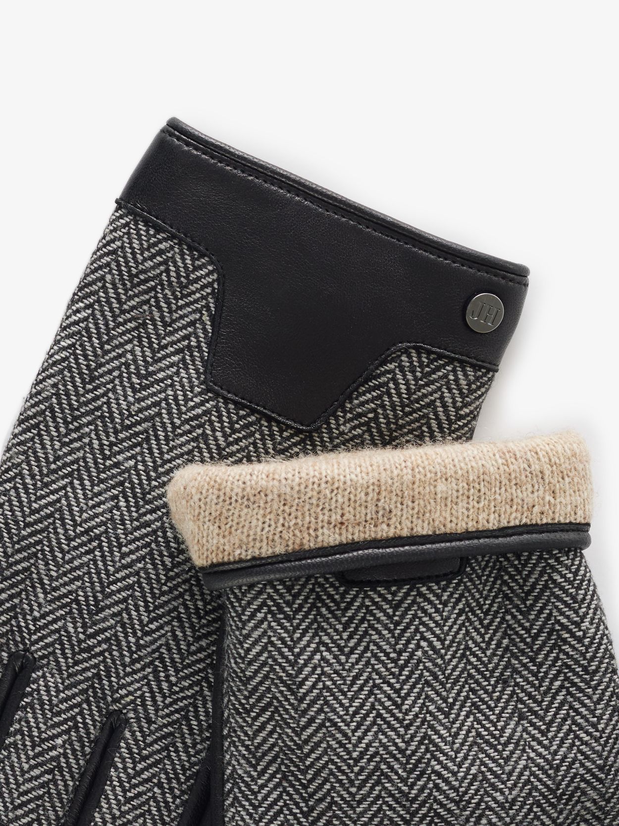 Image number 6 for product Mütze, Schal und Handschuhe aus grauer Wolle