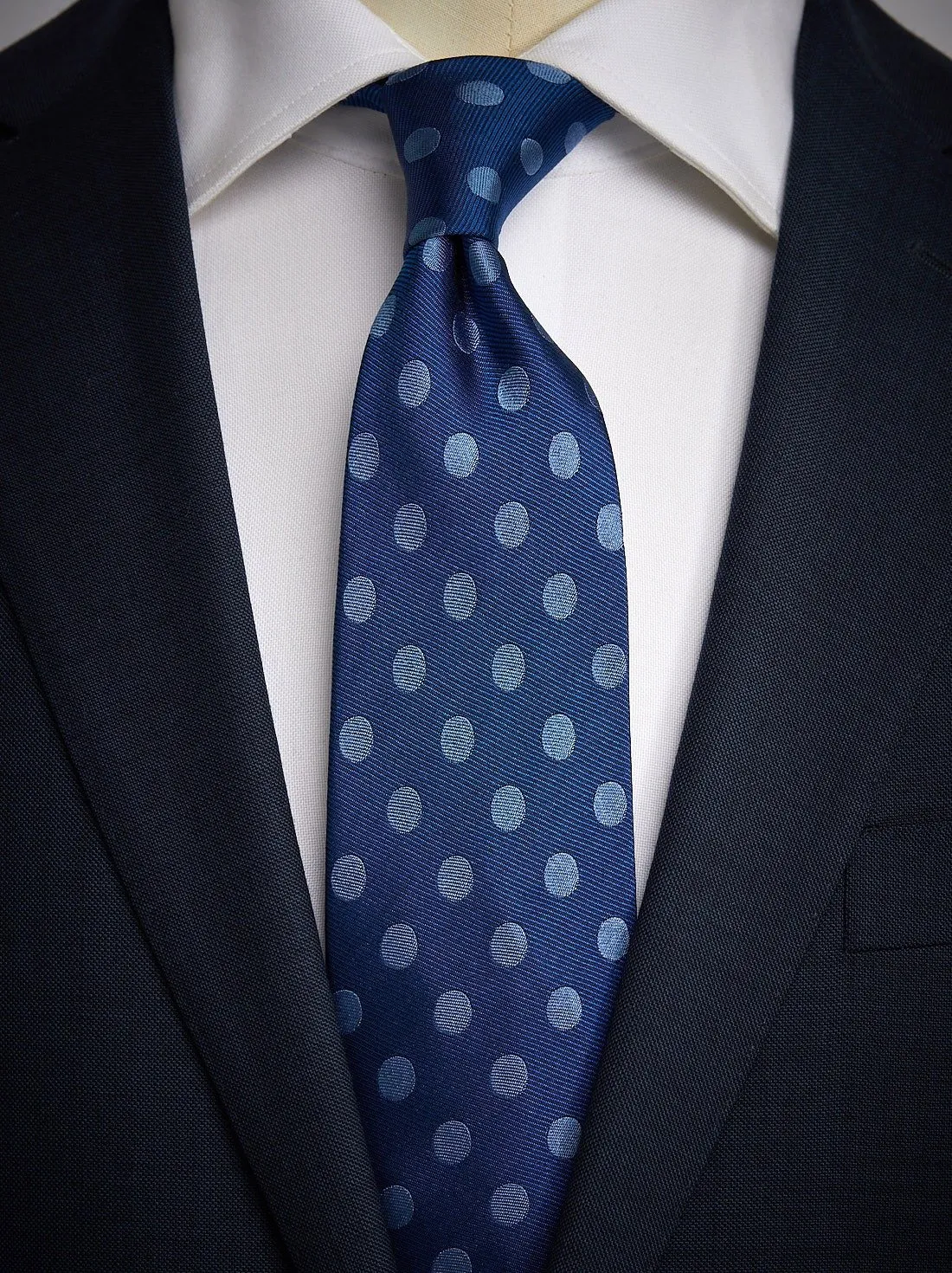 Blaue Krawatte mit Punkten