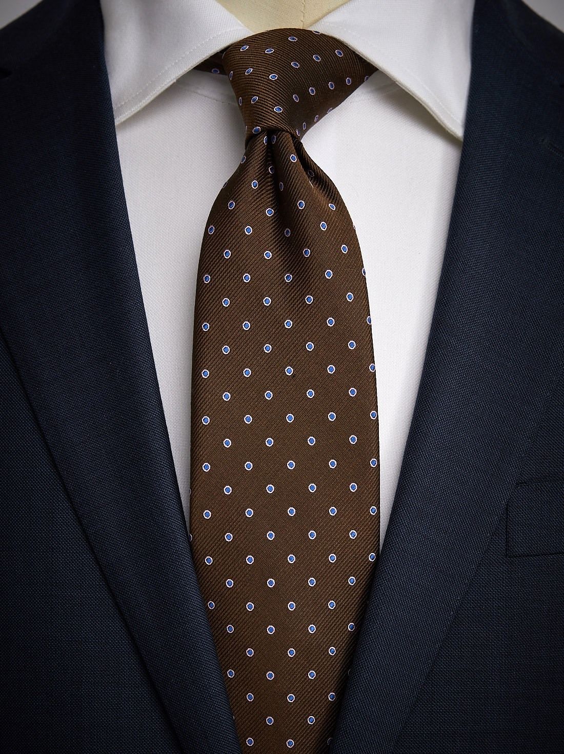 Braune Gepunktete Krawatte