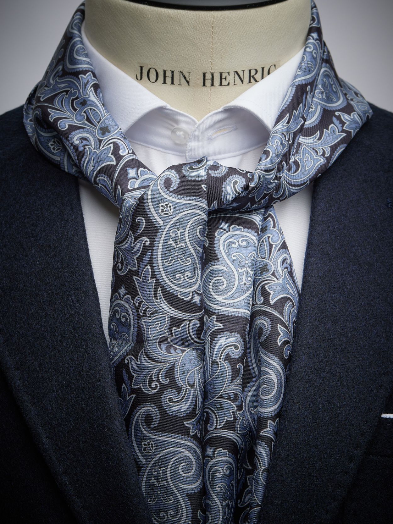 Petit Foulard Carré Bleu Marine De Luxe Pour Homme - Mon Beau Béret