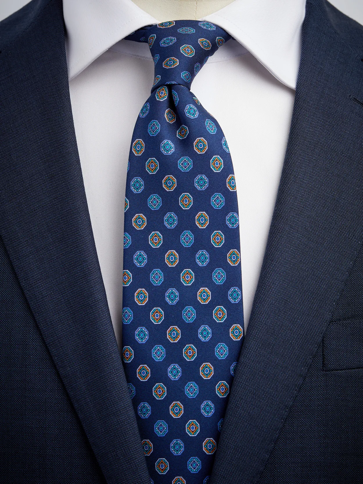 Blaue Krawatte geometrisch