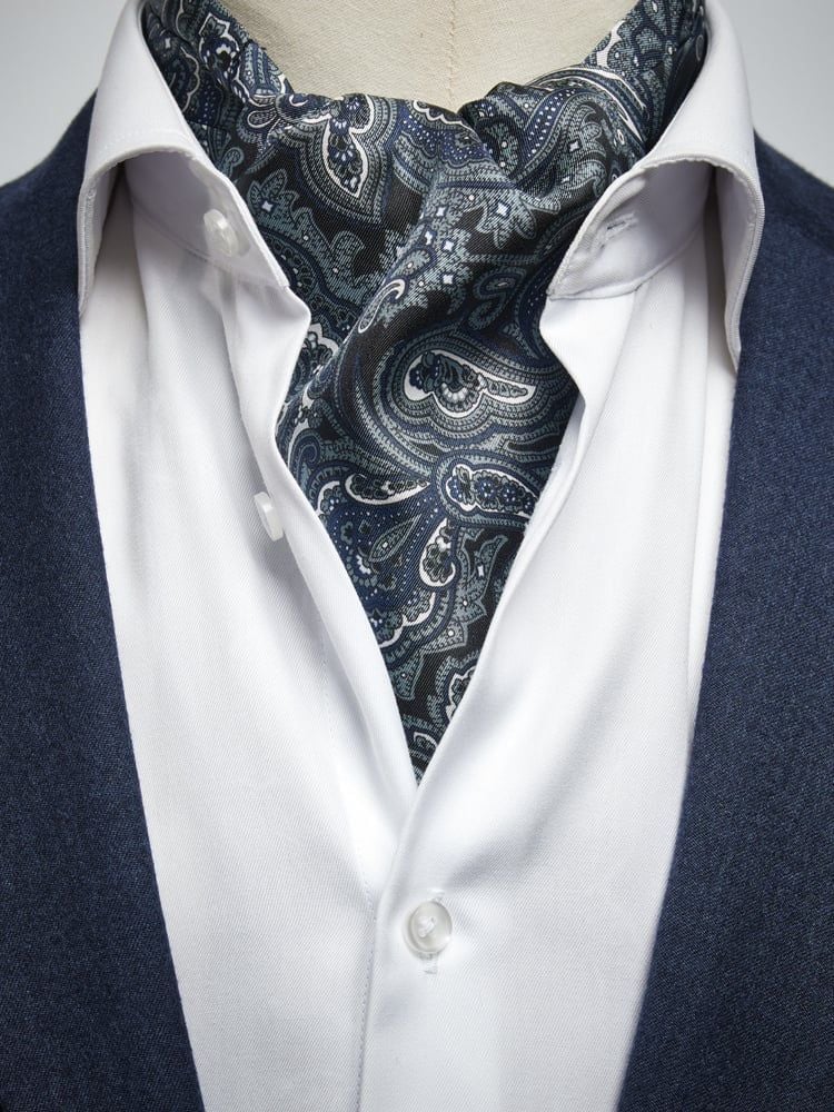 Musta Ascot