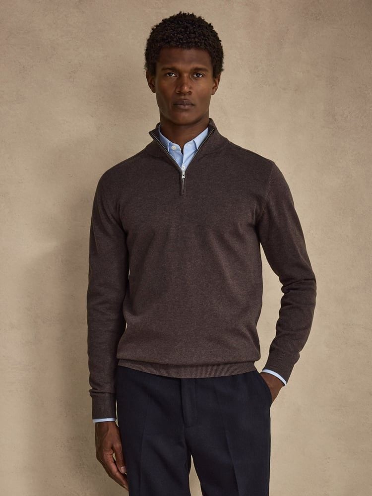 Dunkelbrauner Pullover