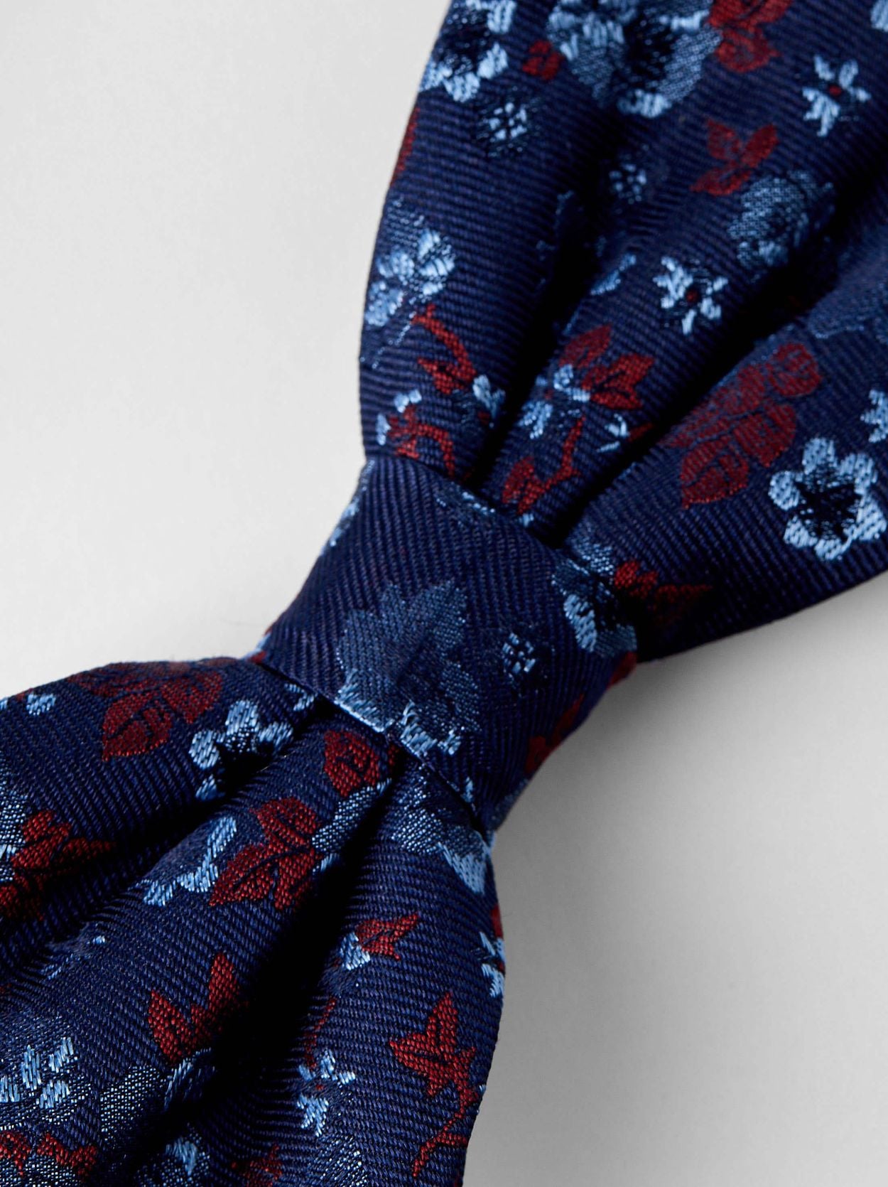 Blauwe Strik Bloemenmotief - Koop online | John Henric, image size:1250x1670